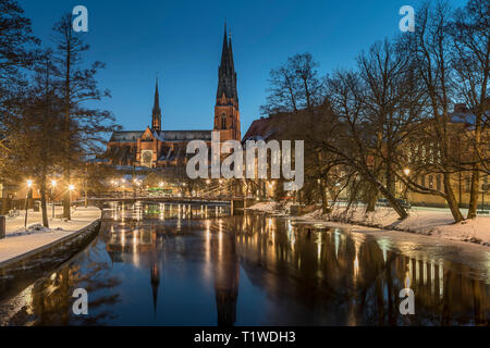 À la tombée de la nuit d'hiver par la rivière Fyris, dans le centre de Uppsala, Suède, Scandinavie Banque D'Images