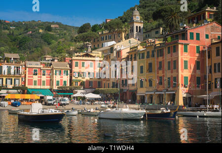 Panorama historique de luxe Portofino. Village et à Little Bay Yacht Harbour. Ligurie, Italie Banque D'Images