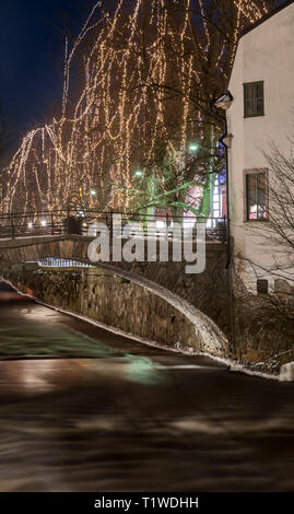 L'hiver à l'ancien pont par Dombron la Fyris River dans le centre de Uppsala, Suède, Scandinavie Banque D'Images