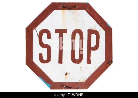 Old rusty road sign non standard 'Stop' isolé sur blanc. Banque D'Images