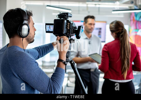 Portrait de l'entreprise au cours d'entretien avec femme journaliste. Manager répondant à la question dans le bureau. Jeune femme au travail comme reporter pour affaires Banque D'Images