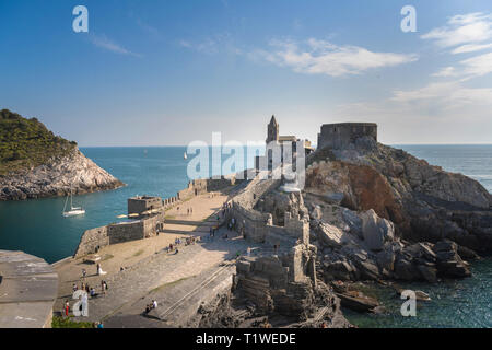 Colorful port pittoresque de Porto Venere avec l'église San Lorenzo, Château des Doria et l'église gothique de Saint Pierre, Riviera Italienne, Ligurie, Italie. Banque D'Images
