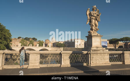 Avis de Vittorio Emanuele pont sur le Tibre et la Basilique Saint Pierre au Vatican de saint ange avec femme touristiques pont de profiter de la vue Banque D'Images