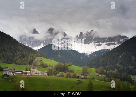 Paysage spectaculaire et nuage noir sur Val di funes Dlomite italie Banque D'Images