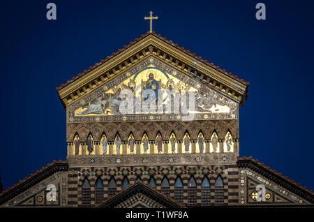 Entrée principale de la cathédrale d'Amalfi dédiée à l'Apôtre Saint André dans la Piazza del Duomo à Milan en Italie. Banque D'Images