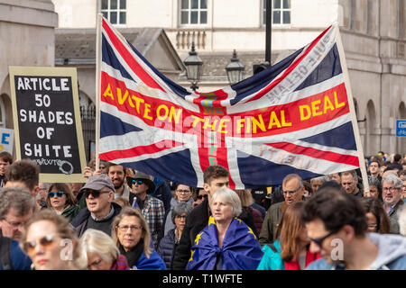 Whitehall, Londres, Royaume-Uni ; 23 mars 2019 ; les manifestants Mars avec Union Jack Flag au cours de l'anti-Brexit "Mettre à la Mars dans le centre de Londres Banque D'Images