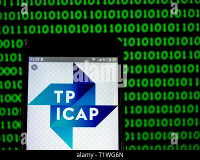 Sur cette photo, une illustration de l'ICAP plc vu TP logo affiché sur un téléphone intelligent. Banque D'Images