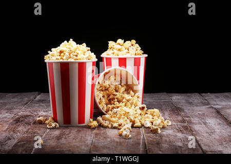 Concept de cinéma avec pop-corn. du maïs soufflé sucré à la case Banque D'Images