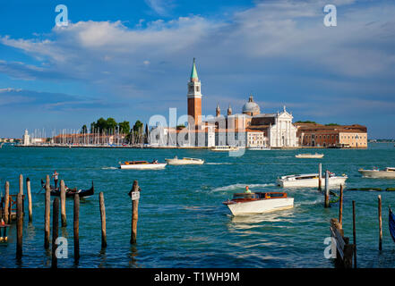 Venise, Italie - 27 juin 2018 : Taxi bateaux dans la lagune de Venise par Saint Marc (San Marco) carré avec San Giorgio di Maggiore Église en arrière-plan Banque D'Images