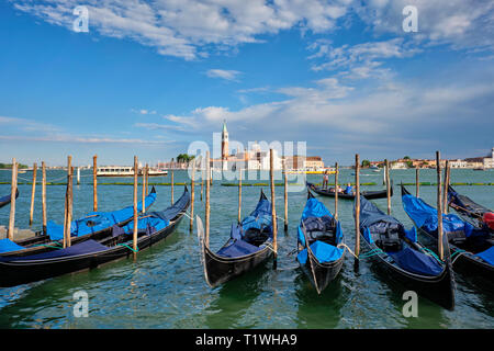 Venise, Italie - 27 juin 2018 : les gondoles et gondoliers dans la lagune de Venise par Saint Marc (San Marco) carré avec San Giorgio di Maggiore en retour Banque D'Images