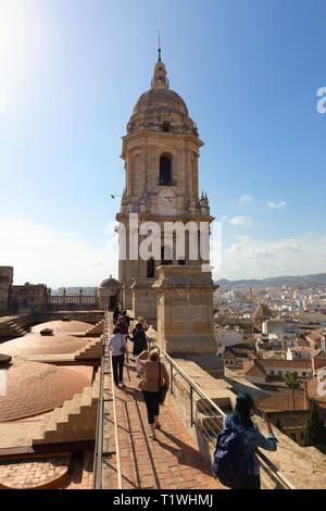 Les touristes sur une visite guidée du pavillon, avec le clocher, toit cathédrale de Malaga, Málaga, Andalousie, Espagne Europe Banque D'Images