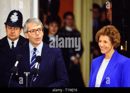 Photo : © Simon Grosset. Londres, Royaume-Uni, 28 novembre 1990. John Major rencontre la presse sur les marches de 10 Downing Street après sa nomination comme Prim Banque D'Images