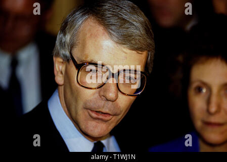 Photo : © Simon Grosset. Londres, Royaume-Uni, 28 novembre 1990. John Major rencontre la presse sur les marches de 10 Downing Street après sa nomination comme Prim Banque D'Images