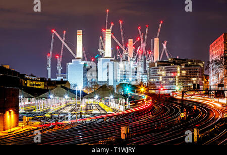 Battersea Power Station de nuit à la recherche de Pimlico London UK Banque D'Images