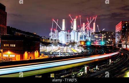 Battersea Power Station de nuit à la recherche de Pimlico London UK Banque D'Images