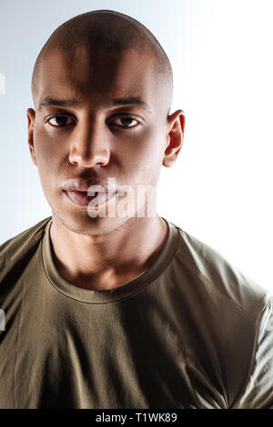 Les jeunes sportifs bold homme portant un t-shirt marron Banque D'Images