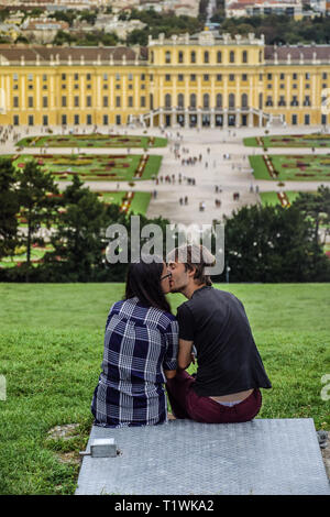 Vienne, Autriche, Septembre 15, 2019 , - Couple talking, datant et en l'embrassant sur la colline en face du Palais Schonbrunn , ancien d'été impérial Banque D'Images