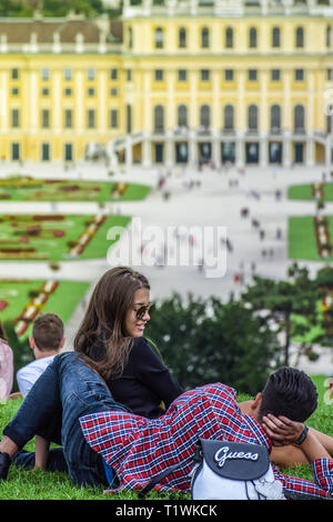 Vienne, Autriche, Septembre 15, 2019 , - Couple talking, datant et en l'embrassant sur la colline en face du Palais Schonbrunn , ancien d'été impérial Banque D'Images