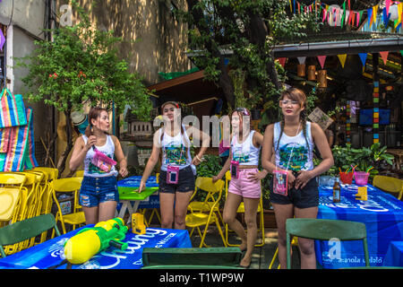 Les jeunes filles avec canon à eau célébrant le nouvel an Thaï de Songkran à Khaosan Road, Bangkok Thaïlande Banque D'Images