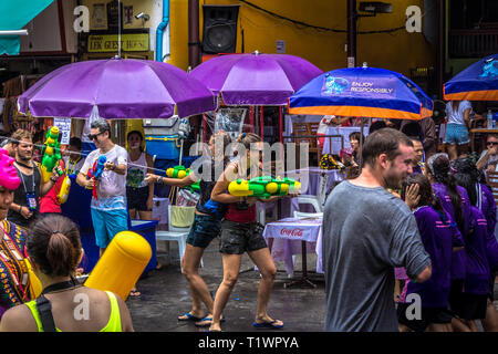 Les jeunes filles avec des pistolets à eau célébrant le nouvel an Thaï de Songkran à Khaosan Road, Bangkok Thaïlande Banque D'Images