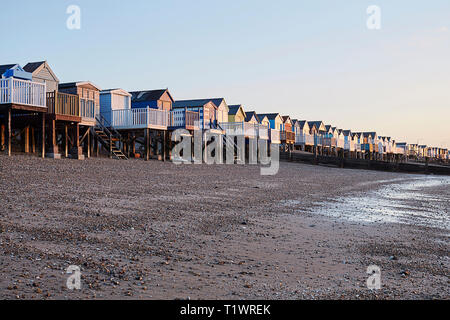 Cabines de plage par la côte avec l'entrée en ondes de la rive à Southend On Sea Banque D'Images