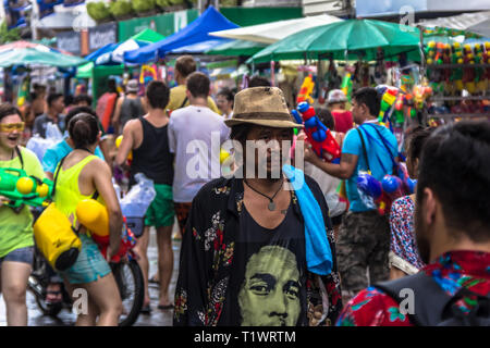 Homme marchant à Songkran Nouvel An thaïlandais à Bangkok Khao San Road Banque D'Images