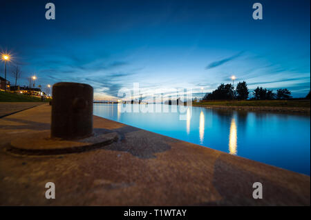 La tombée de la nuit avec ciel bleu et d'une longue exposition au-dessus d'un port de la ville le long d'un lac près de la ville de Harderwijk Banque D'Images