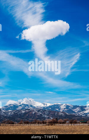 Les formations de nuages inhabituels contre ciel bleu cobalt plus Rocheuses du Colorado ; USA ; Banque D'Images