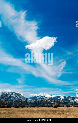 Les formations de nuages inhabituels contre ciel bleu cobalt plus Rocheuses du Colorado ; USA ; Banque D'Images