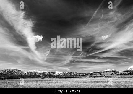 Vue en noir et blanc de nuages inhabituels contre ciel bleu cobalt plus Rocheuses du Colorado ; USA ; Banque D'Images