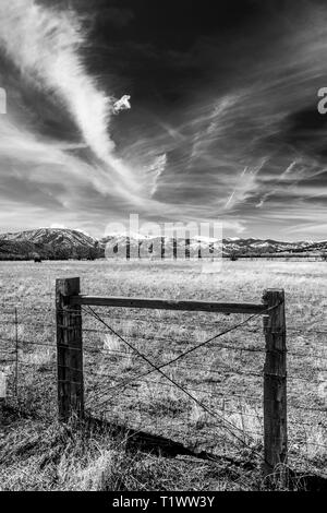 Vue en noir et blanc de nuages inhabituels contre ciel bleu cobalt plus Rocheuses du Colorado ; USA ; Banque D'Images