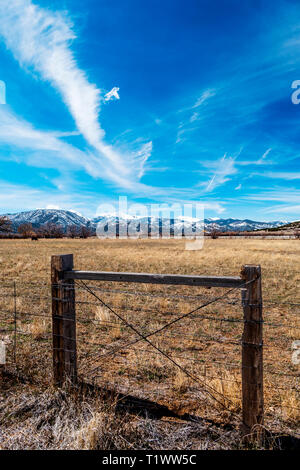 Les formations de nuages inhabituels contre ciel bleu cobalt plus Rocheuses du Colorado ; USA ; Banque D'Images