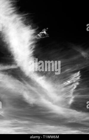 Vue en noir et blanc de nuages inhabituels contre ciel bleu cobalt clair ; le centre du Colorado, USA Banque D'Images