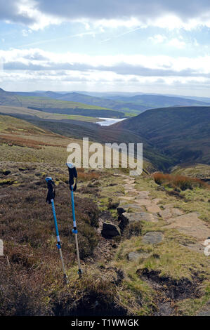 William Clough path et l'après-midi vue sur le réservoir, Derbyshire Kinder du Scoutisme Banque D'Images