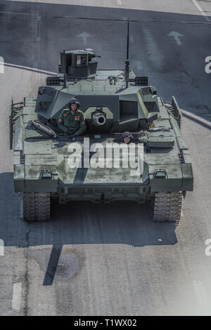 Le 9 mai 2015. Réservoir T-14 Armata en direction de la Place Rouge pour participer à la revue de la Victoire, vue de dessus. Banque D'Images