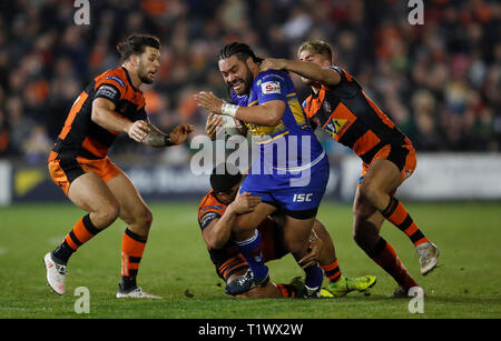 Leeds Rhinos' Konrad Hurrell est abordé par Castleford Tigers Alex Foster (à gauche), Peter Mata'utia (centre) et Greg Minikin (à droite), au cours de la Super League Betfred match au stade Headingley, Leeds. Banque D'Images