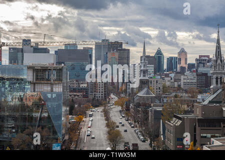 Montréal, Canada - le 8 novembre 2018 : Skyline de Montréal CBD vu depuis le village de district sur le boulevard René Lévesque au cours d'une rue très nuageux après Banque D'Images