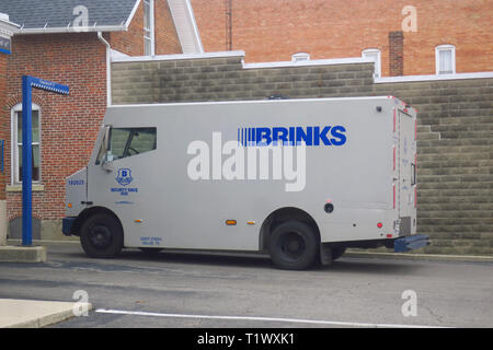 Un camion de la Brinks blindé offrant de l'argent à un guichet automatique. Banque D'Images