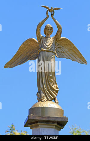 Stratoni, Grèce - 27 juin 2011 : Winged Golden Lady Holding Dove Statue in Stratoni, Grèce. Banque D'Images