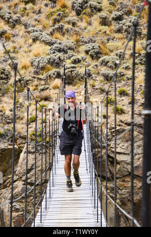 Pont suspendu sur la rivière Avilés, Patagonie Parc National, d'Aysen, Patagonie, Chil Banque D'Images