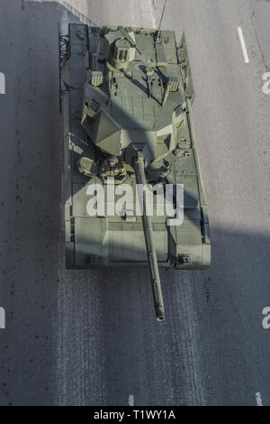 Le 9 mai 2015. Réservoir T-14 Armata en direction de la Place Rouge pour participer à la revue de la Victoire, vue de dessus. Banque D'Images