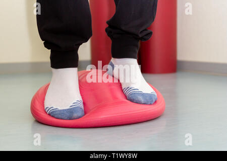 Matériel pour des exercices de gymnastique colorés à la physiothérapeute Banque D'Images