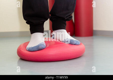 Matériel pour des exercices de gymnastique colorés à la physiothérapeute Banque D'Images