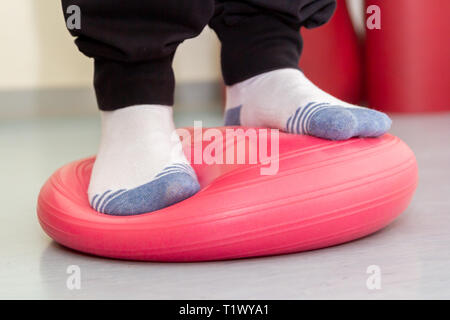 Matériel pour des exercices de gymnastique colorés à la physiothérapeute Banque D'Images