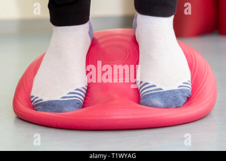 Matériel pour des exercices de gymnastique colorés à la physiothérapeute Banque D'Images