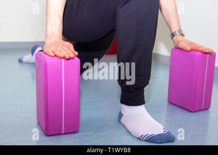 Matériel pour des exercices de gymnastique colorés à la physiothérapeute Banque D'Images