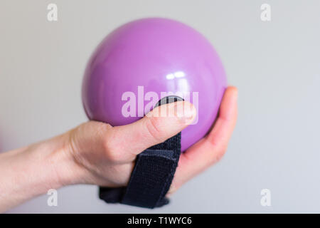Matériel pour des exercices de gymnastique colorés à la physiothérapeute Banque D'Images