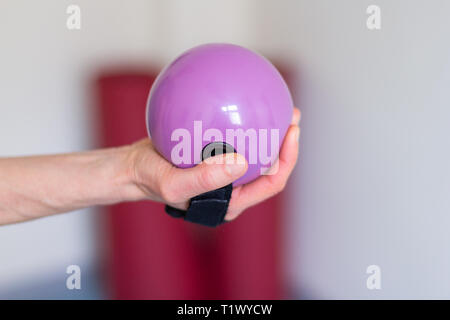 Matériel pour des exercices de gymnastique colorés à la physiothérapeute Banque D'Images