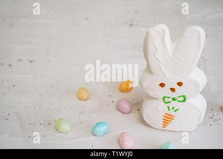 Seul grand guimauve blanc bunny / Easter background, selective focus Banque D'Images