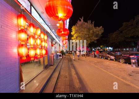 Beijing, Chine - 0802 2016 : des lampions rouges et bokeh la nuit dans une rue de Beijing, Chine Banque D'Images